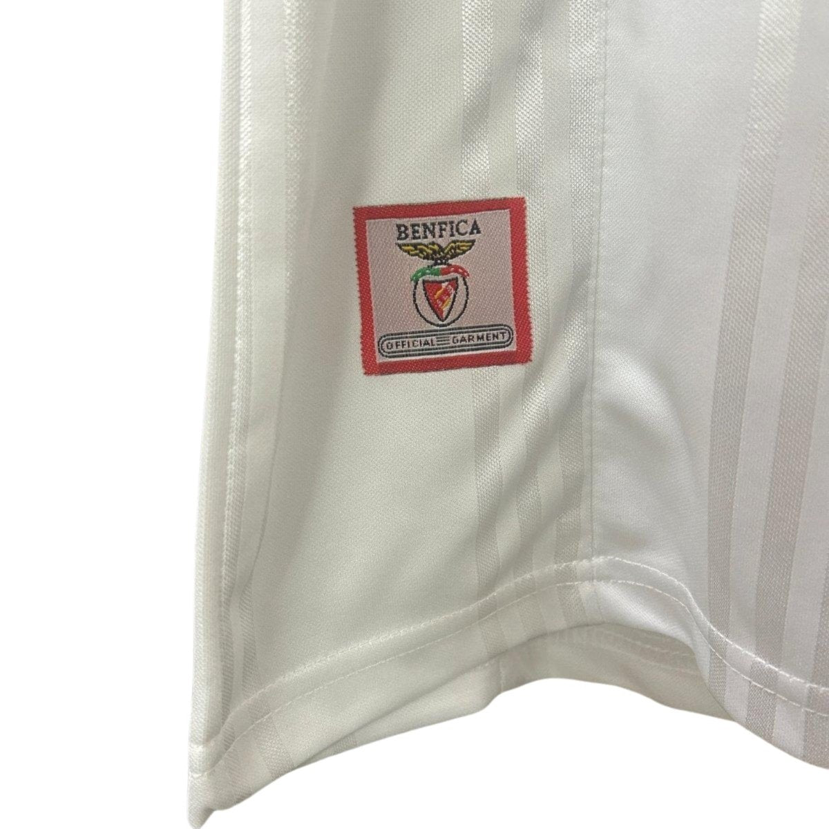Bordado da camisola Benfica alternativa 97/98, mostrando o emblema e detalhes do tecido.