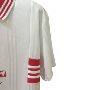 Camisola Benfica Alternativa 97/98, detalhe da gola e mangas brancas com detalhes vermelhos.
