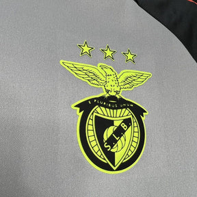 Emblema da Camisola Benfica Aquecimento 24/25 com águia e três estrelas destacadas.