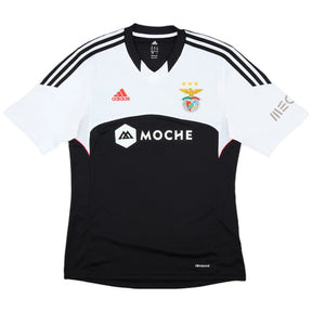 Camisola Benfica Away 2013/14 Retro com detalhes em preto e branco, logotipo do time e patrocinadores.