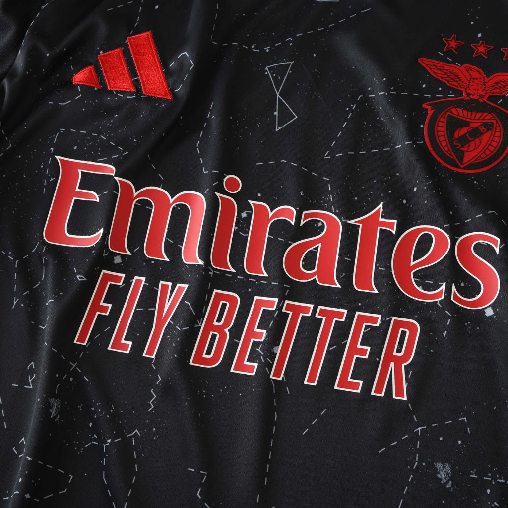 Camisola Benfica Away 2024/25 com detalhes da marca e slogan Emirates Fly Better em preto e vermelho.