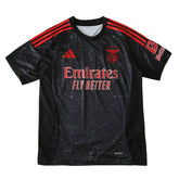 Camisola Benfica Away 2024/25 com detalhes em preto e vermelho, com patrocinador Emirates, estilo moderno e esportivo.