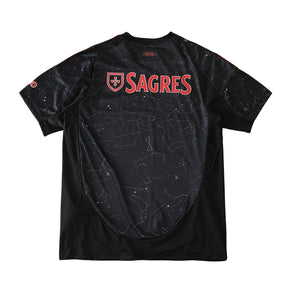 Camisola Benfica Away 2024/25 mostrando detalhes em preto e vermelho, destaque para logo Sagres na parte de trás.