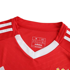 Camisola Benfica Home 2024/25 detalhada, modelo feito pela Adidas, cor vermelha, design clássico do time.