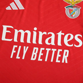 Camisola Benfica com detalhes da marca Adidas e logotipo do patrocinador Emirates.