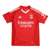 Camisola Benfica Home 2024/25 disponível na Olympic Store, modelo clássico na cor vermelha com detalhes brancos.
