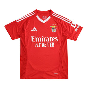 Camisola Benfica Home 2024/25 disponível na Olympic Store, modelo clássico na cor vermelha com detalhes brancos.