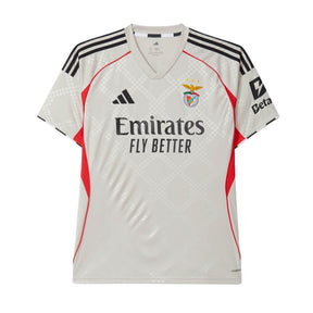 Camisola Benfica Away 2025/26 em cor cinza clara, com detalhes vermelhos e logo Emirates na frente.
