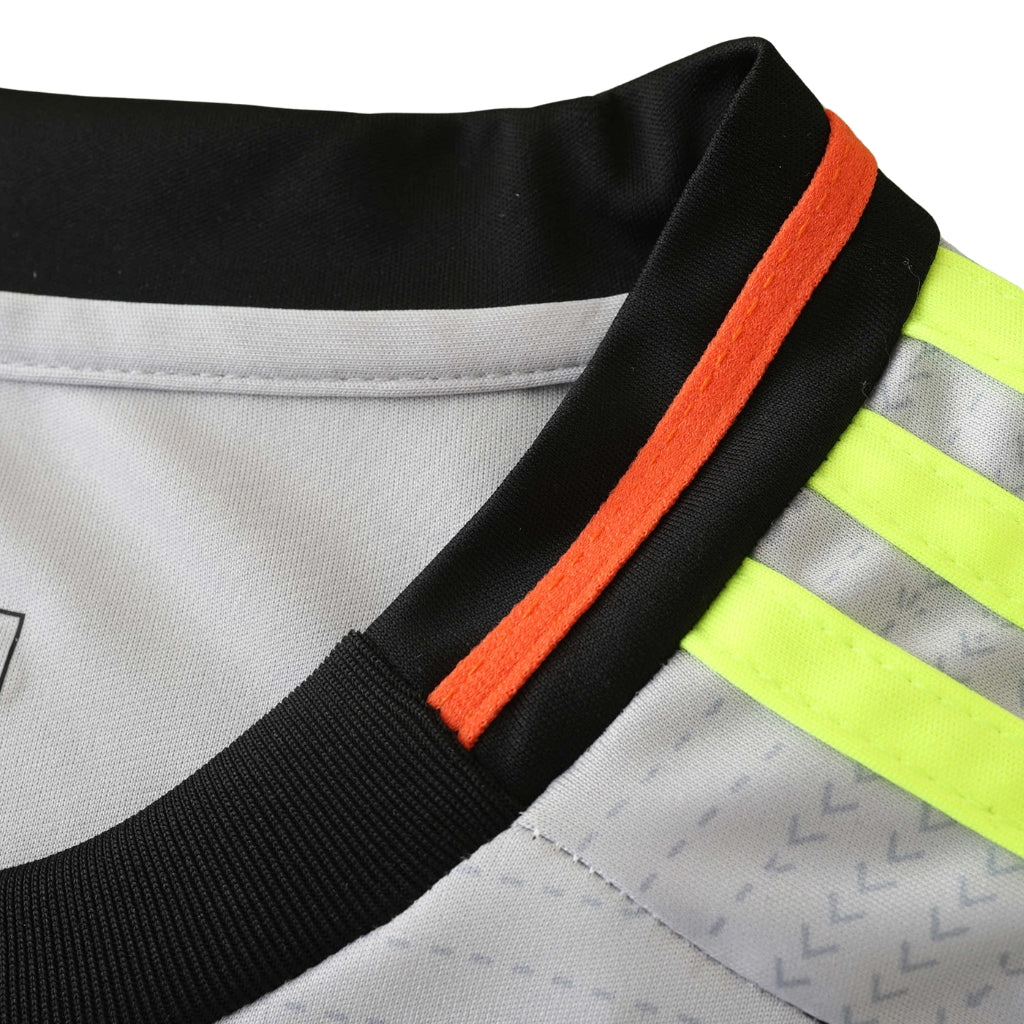 Detalhe do colarinho da camisola Benfica Third 2024/25, destacando design moderno e estiloso.