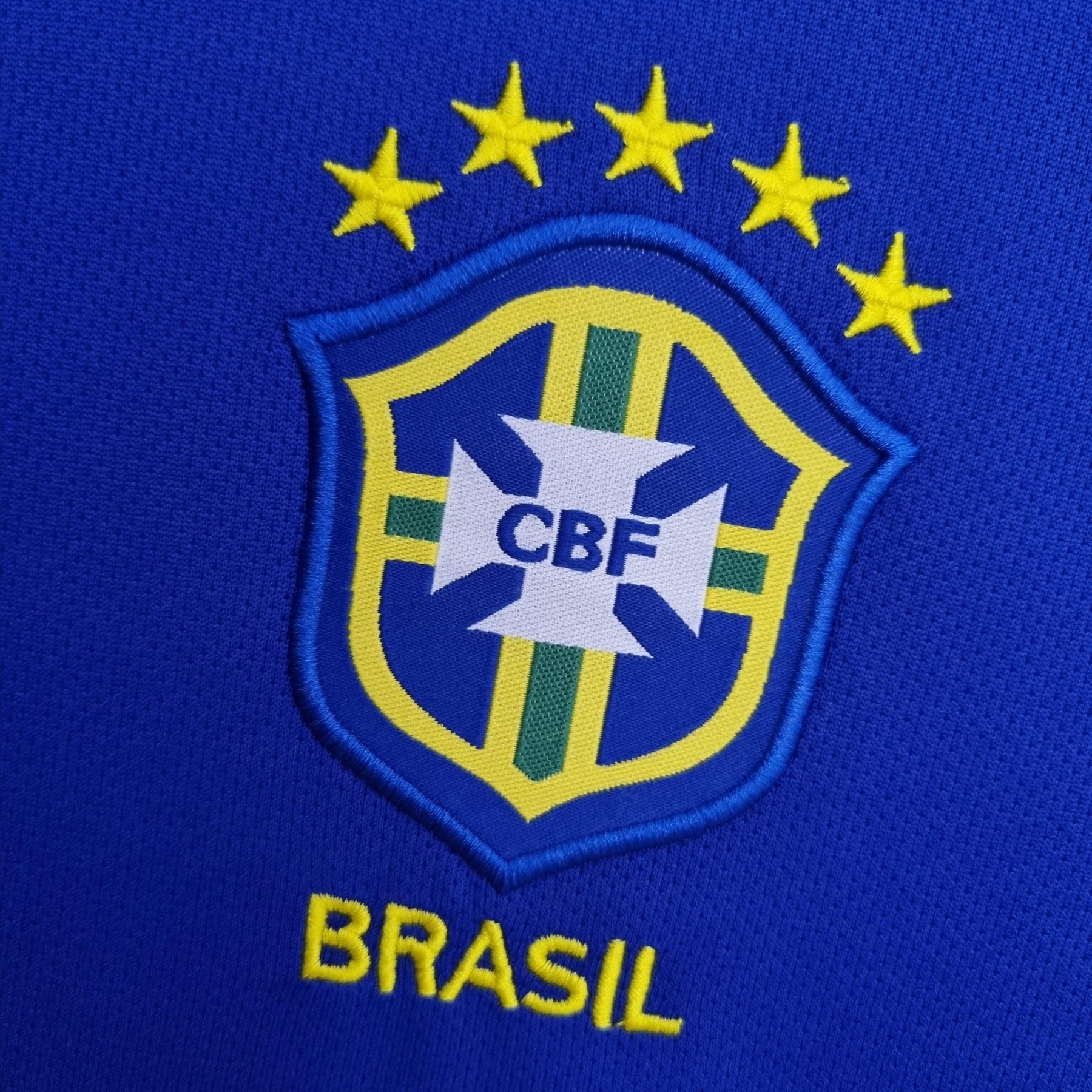Camisola Brasil com escudo da CBF e cinco estrelas, representando a seleção brasileira.