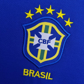 Camisola Brasil com escudo da CBF e cinco estrelas, representando a seleção brasileira.