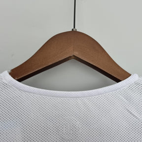 Camisola Brasil Away 04/06 Retro pendurada em cabide, com detalhes de malha e gola branca.