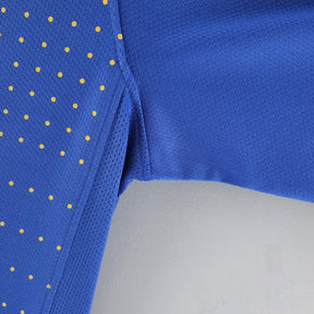 Camisola Brasil Away 2010 Retro em detalhe, mostrando a textura e cor azul com pontos amarelos.