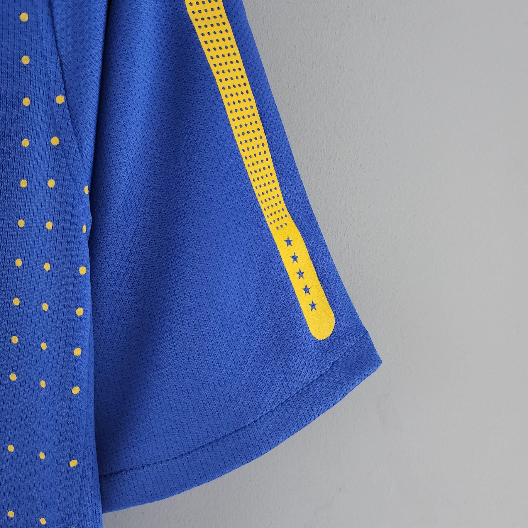 Camisola Brasil Away 2010 Retro com detalhes em azul e amarelo, perfeita para torcedores do Brasil.
