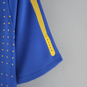 Camisola Brasil Away 2010 Retro com detalhes em azul e amarelo, perfeita para torcedores do Brasil.