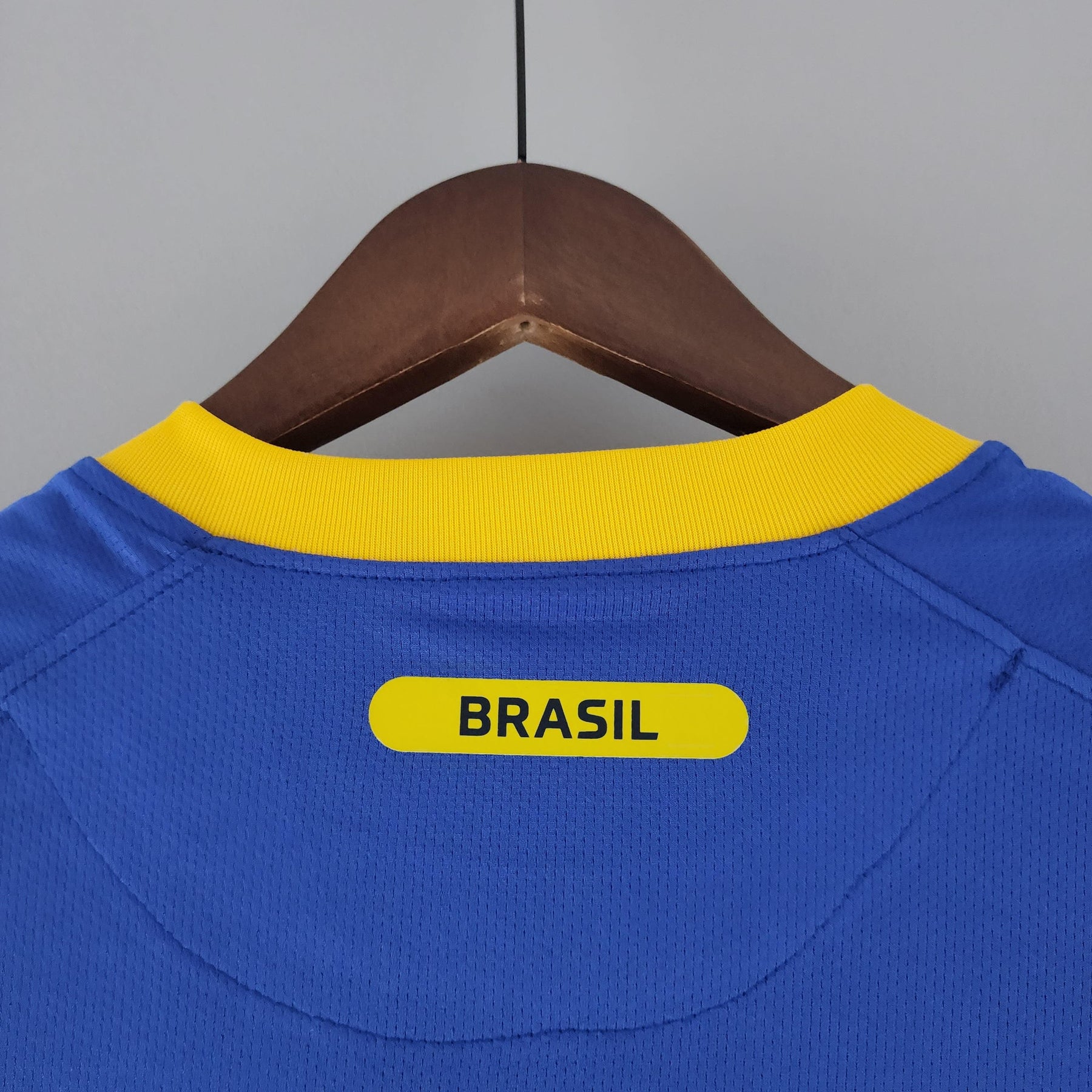 Camisola Brasil Away 2010 Retro com detalhe em amarelo e identificação "BRASIL" na parte de trás.