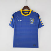 Camisola Brasil Away 2010 Retro em azul com detalhes em amarelo e escudo do Brasil, perfeita para torcedores.