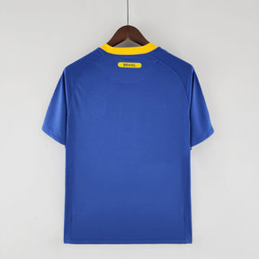 Camisola Brasil Away 2010 Retro na cor azul, vista traseira, destacando a etiqueta 'BRASIL' na gola.