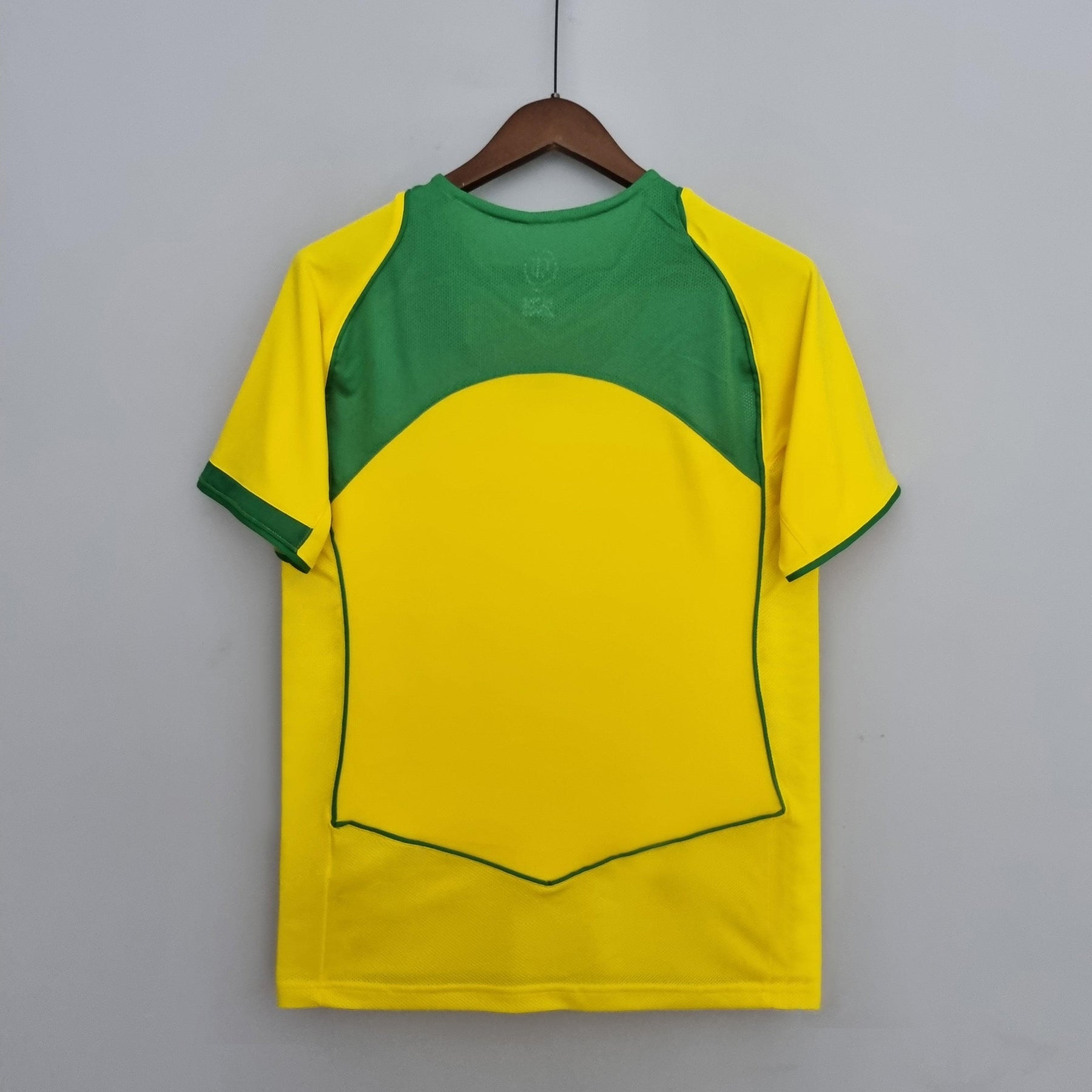 Camisola Brasil Home 04/06 Retro vista traseira em amarelo e verde para torcedores.