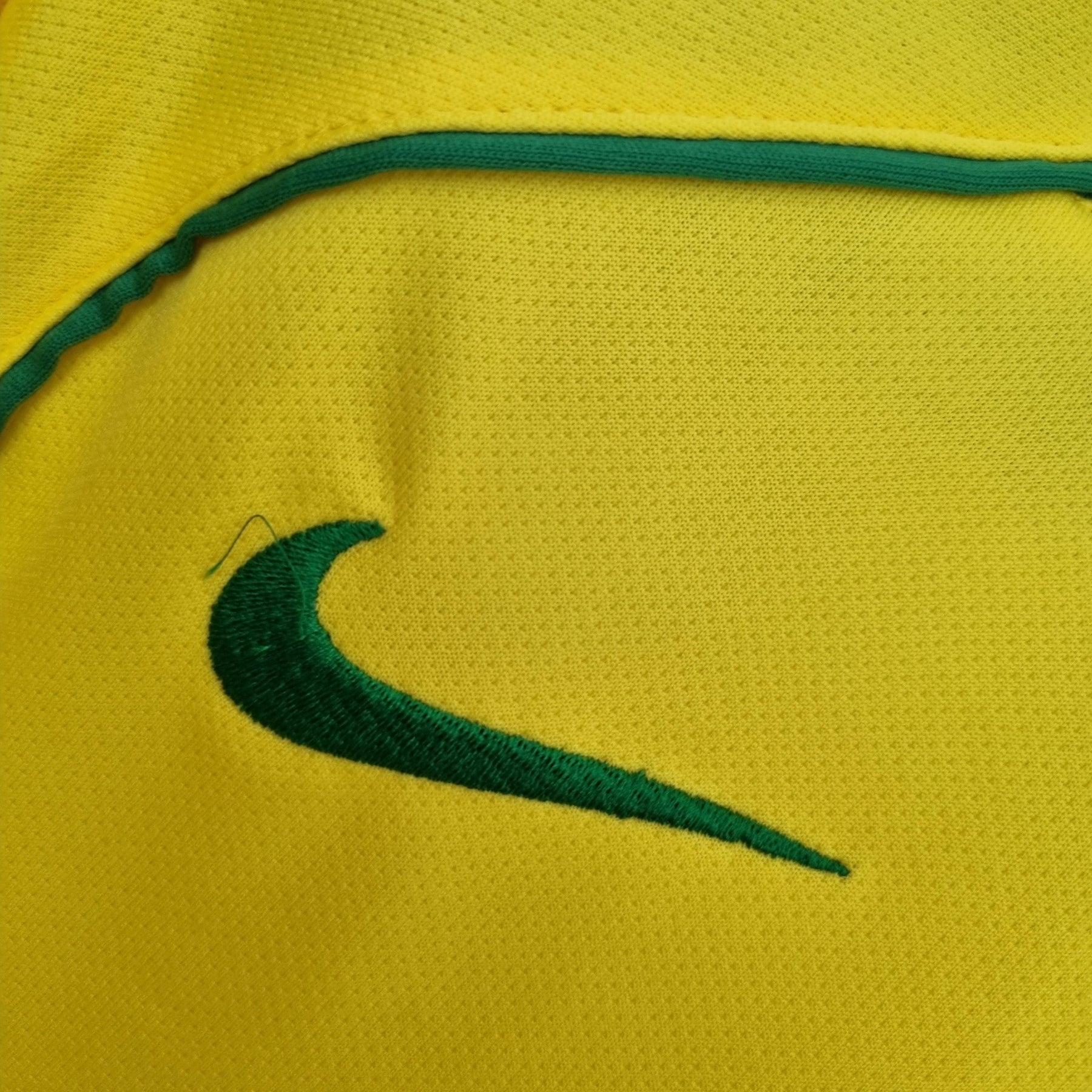 Camisola Brasil Home 04/06 Retro detalhe do logo Nike em verde sobre tecido amarelo