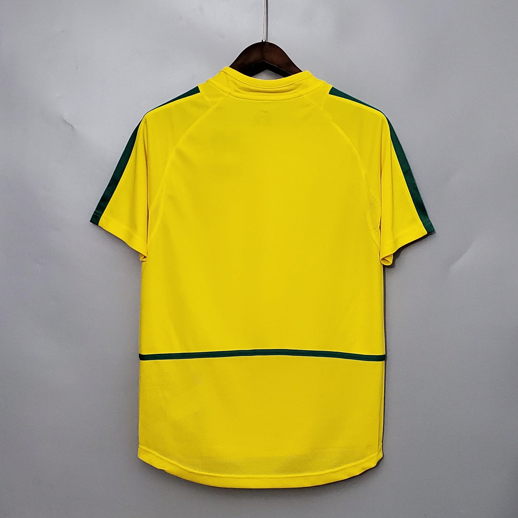 Camisola Brasil Home 2002 Retro vista traseira, design clássico em amarelo e verde.