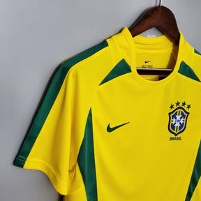 Camisola Brasil Home 2002 Retro amarela com detalhes em verde e logo da Nike.