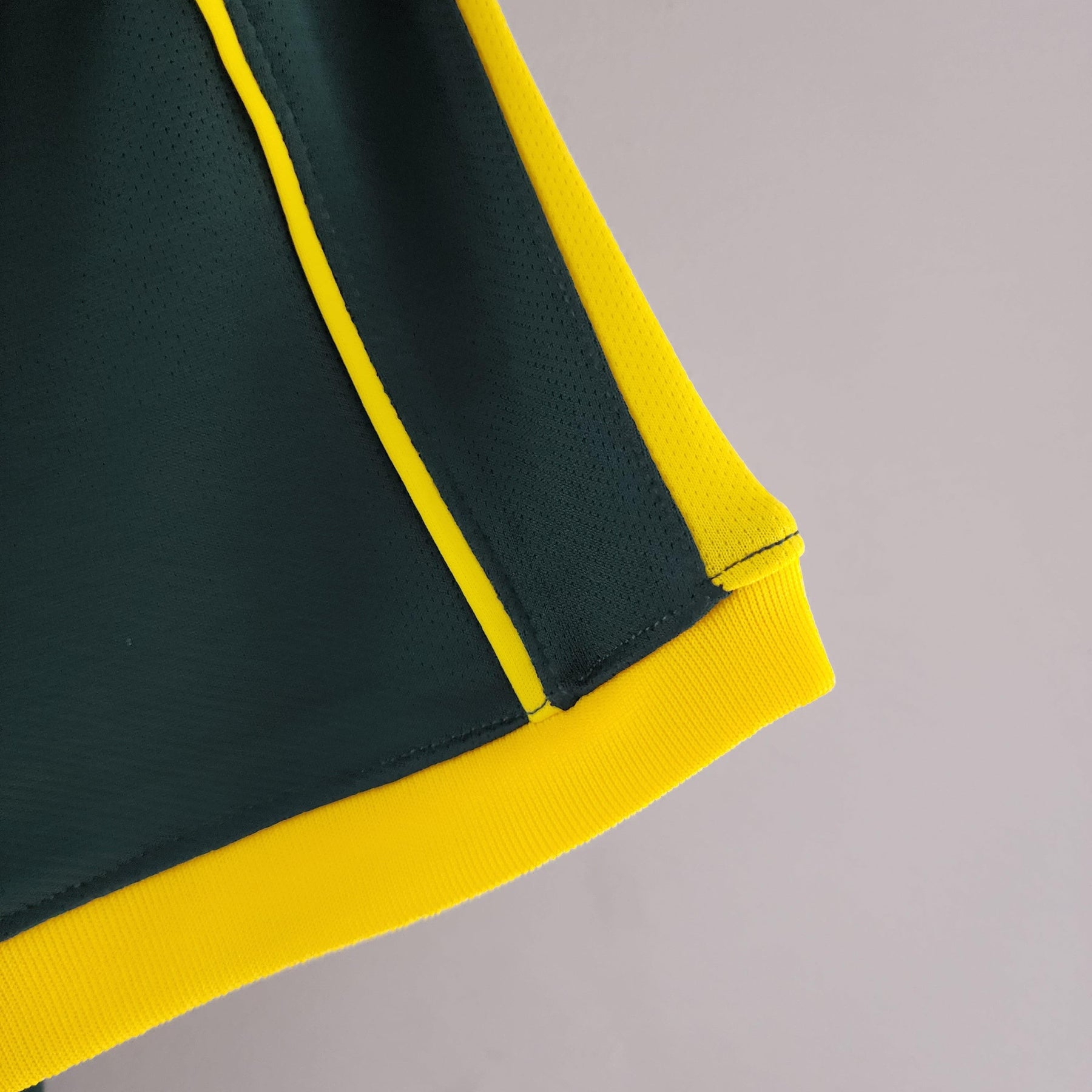Camisola Brasil Home 98/99 Retro com detalhes em amarelo e verde.