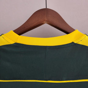 Camisola Brasil Home 98/99 Retro, vista de trás do detalhe da gola amarela e design verde.