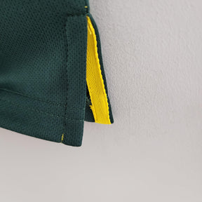 Camisola Brasil detalhe da costura com as cores verde e amarelo, parte da coleção retro 98/99.