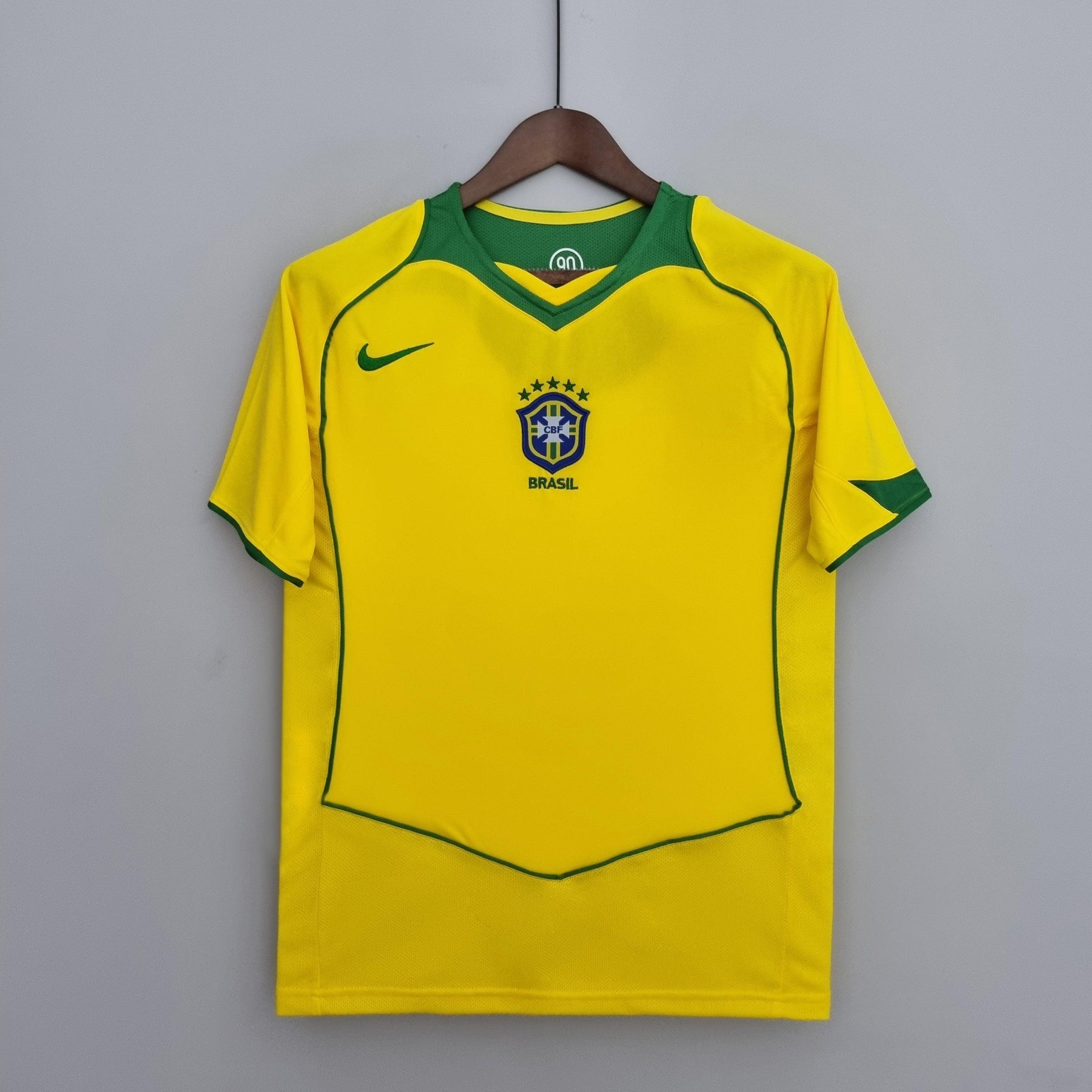Camisola Brasil Home 04/06 Retro em amarelo, com detalhes em verde e logo da seleção.