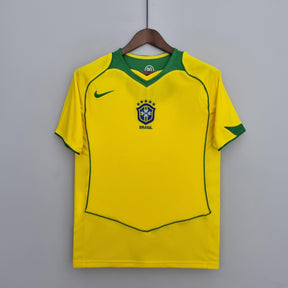Camisola Brasil Home 04/06 Retro em amarelo, com detalhes em verde e logo da seleção.