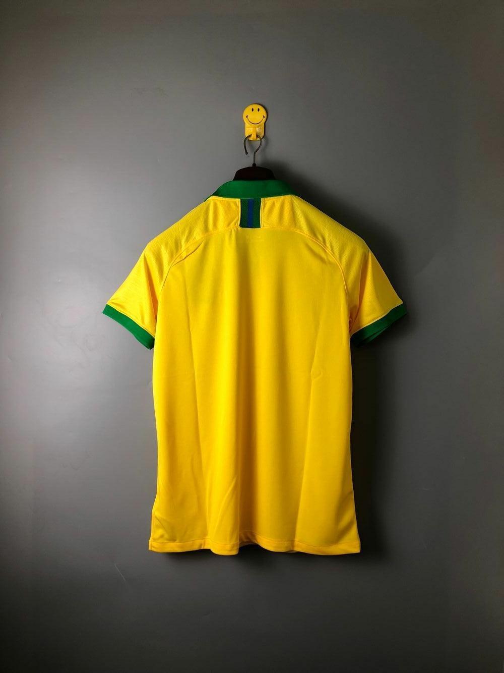 Camisola Brasil Nacional 19/20 em amarelo, vista traseira com detalhes em verde.