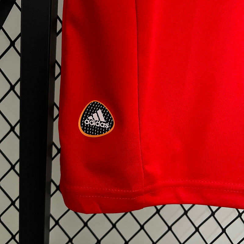 Camisola Espanha home 2010 Retro com logo da Adidas em fundo vermelho.