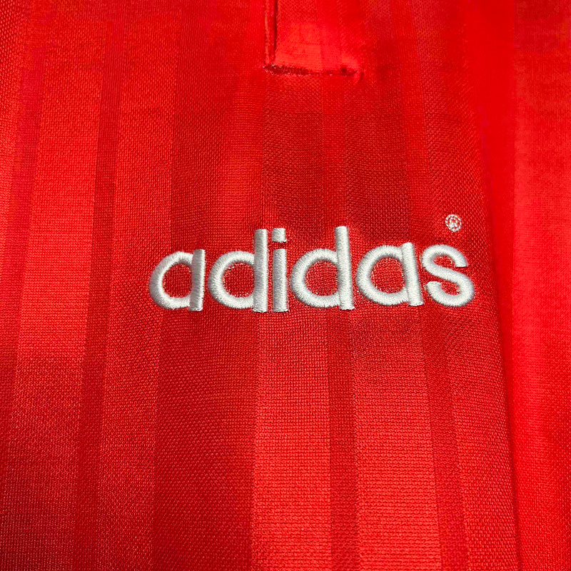 Detalhe da logo adidas em tecido vermelho da camisola Espanha GK 1994 Retro.