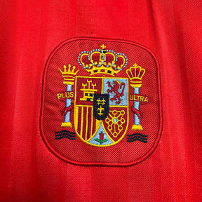 Detalhe do emblema da Camisola Espanha GK 1994 Retro, destacando as cores e a coroa.