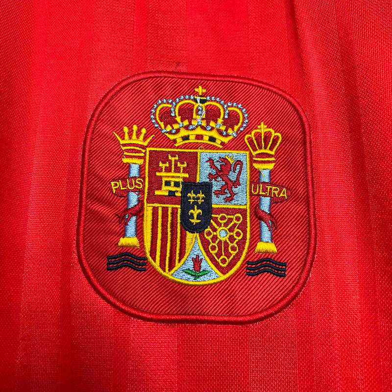 Detalhe do emblema da Camisola Espanha GK 1994 Retro, destacando as cores e a coroa.