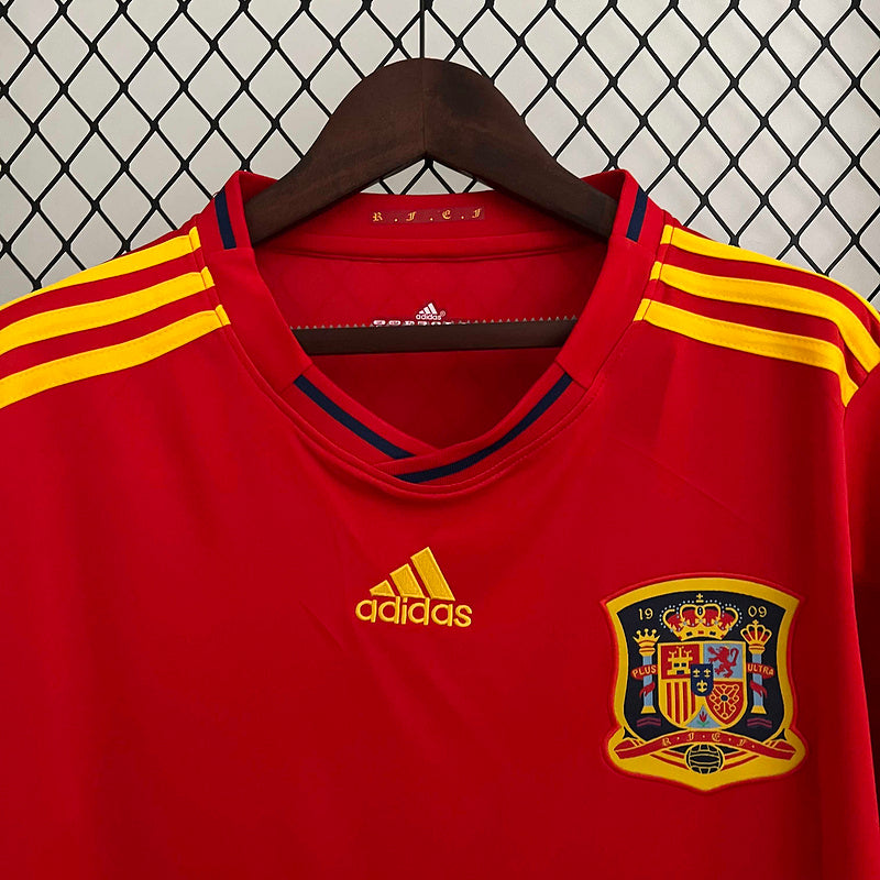 Camisola Espanha home 2010 Retro em vermelho com detalhes em amarelo e escudo da Espanha.