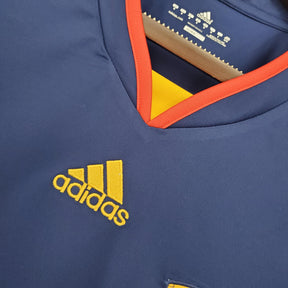 Camisola Espanha Mundial Home 2010 Retro, detalhe do logo Adidas em azul e amarelo.