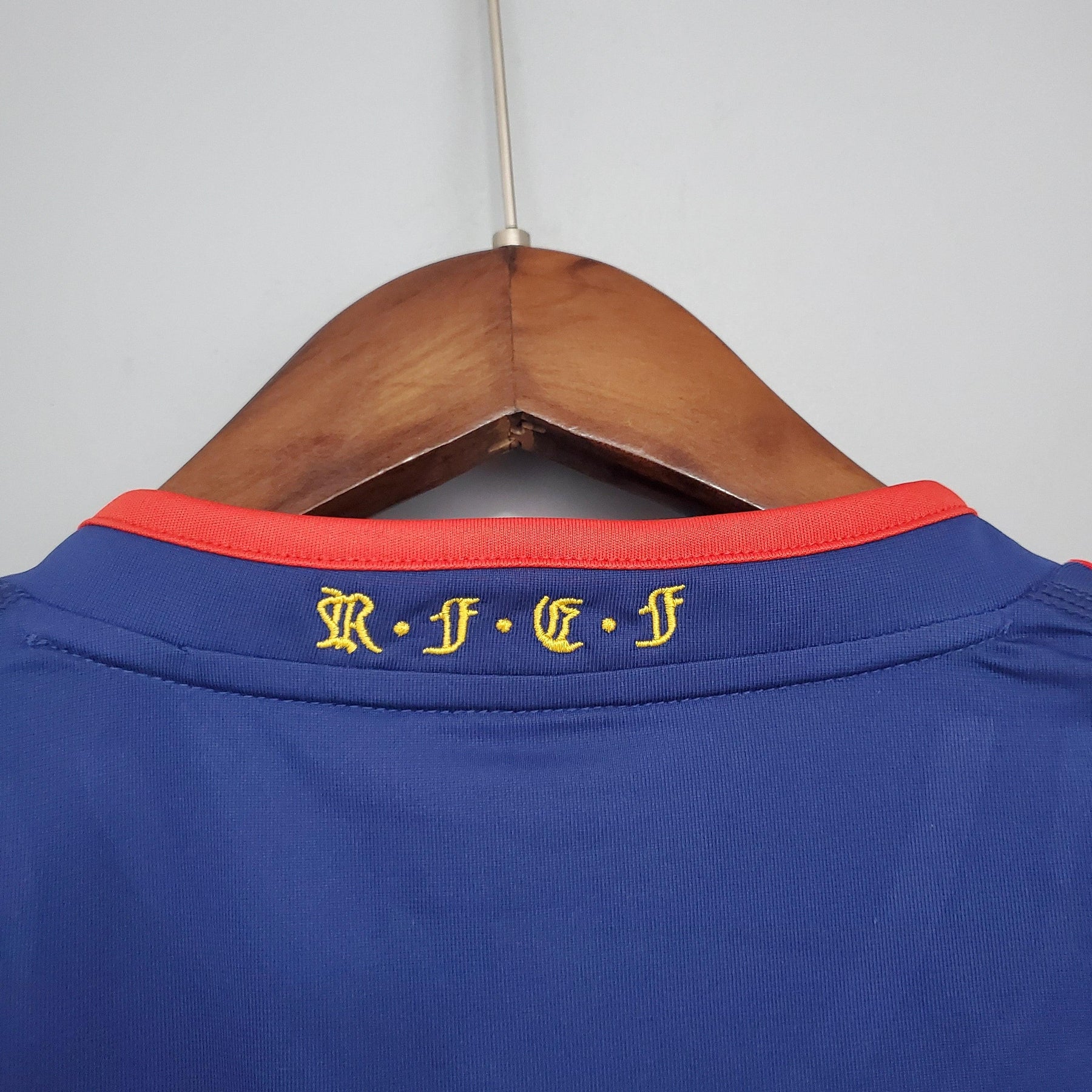 Camisola Espanha Mundial Home 2010 Retro detalhe da parte traseira com letras R.F.F. em amarelo.
