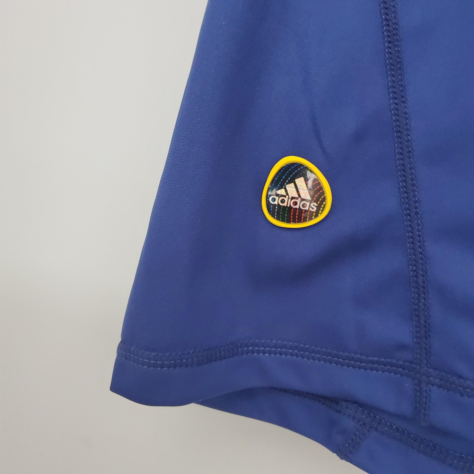 Logo da Adidas na camisola Espanha Mundial Home 2010 Retro, destacando a tradição esportiva.