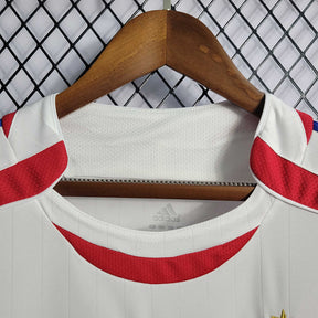 Camisola França away 2006 Retro com gola vermelha e detalhes em vermelho, disponível na OLYMPIC STORE.