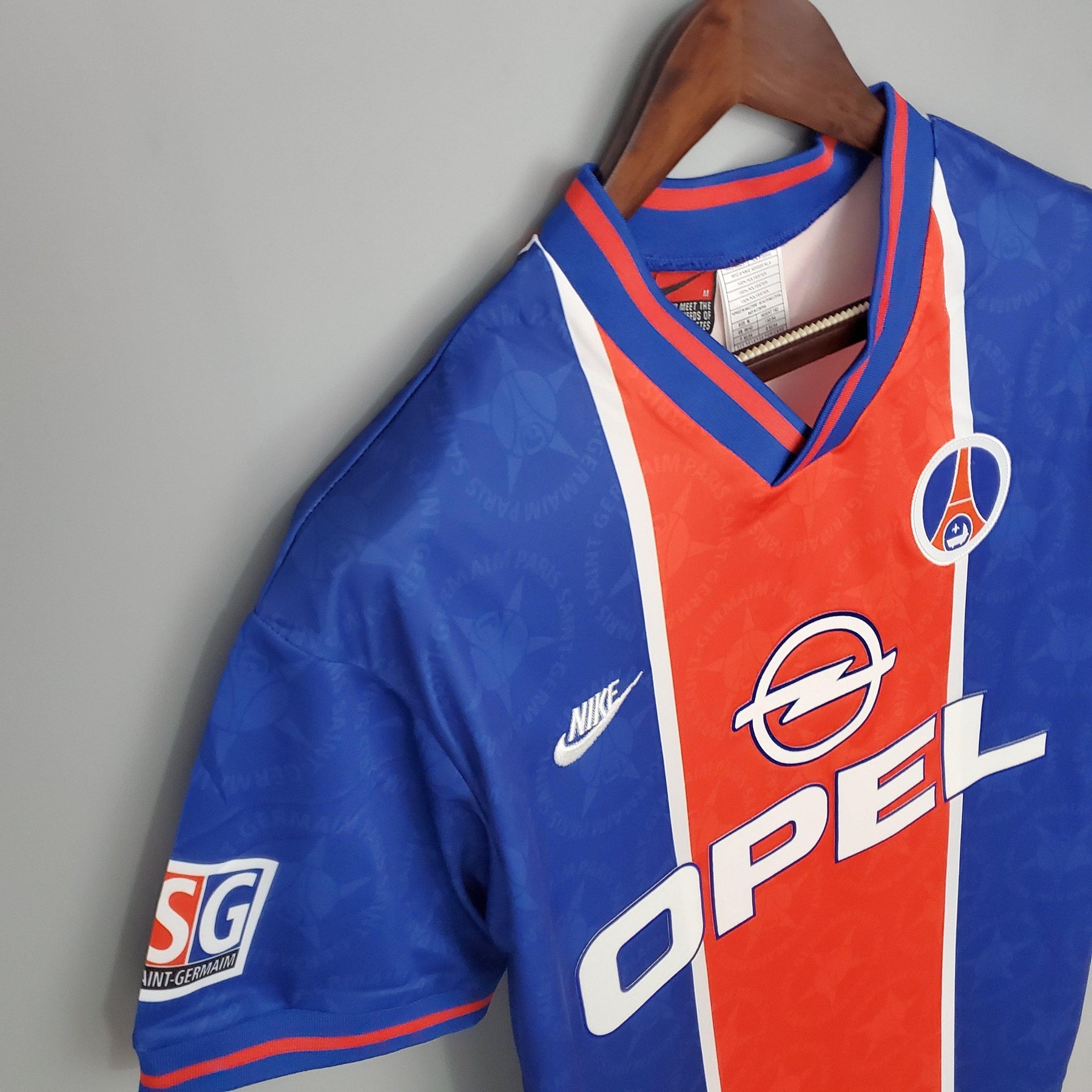 Camisola PSG Home 95/96 Retro Azul e Vermelho com logo Opel e detalhes clássicos.