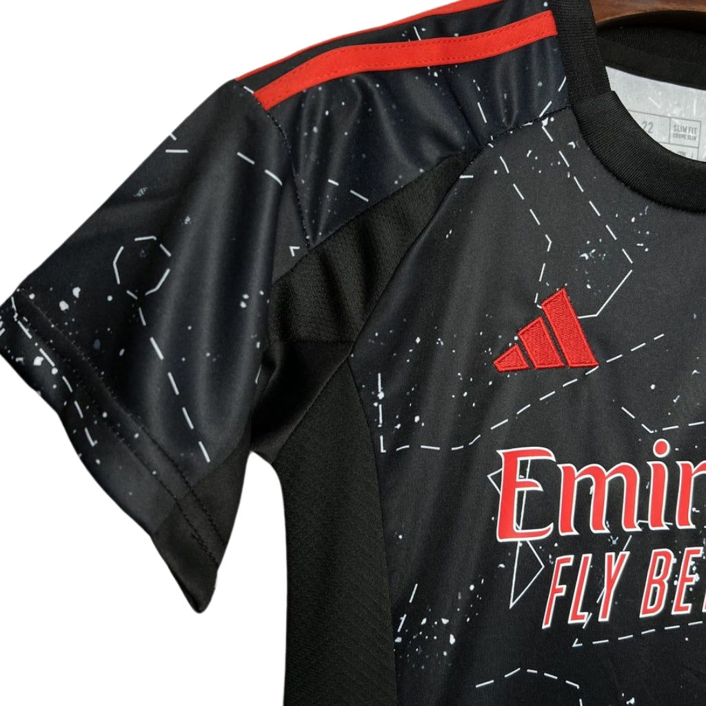 Conjunto Infantil Benfica Away 2024/25 com design moderno, ideal para jovens torcedores do clube.