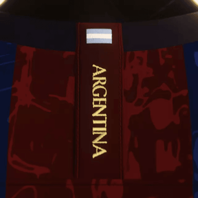 Lendas do Barcelona "La Pulga 10" 24/25 - detalhe da etiqueta com a palavra ARGENTINA em dourado.