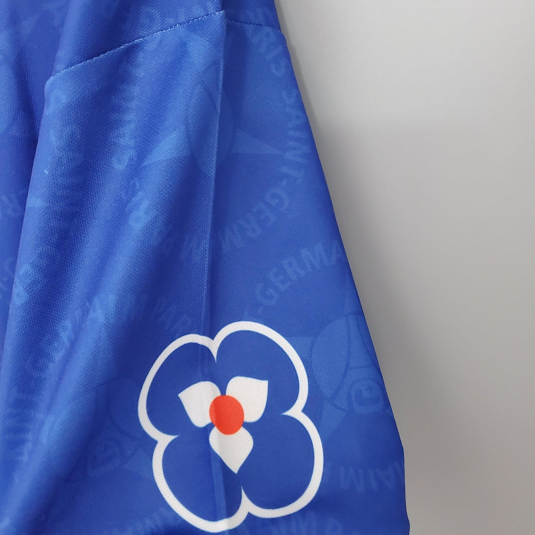 Camisa PSG Home 95/96 Retro Azul e Vermelho com logotipo azul e detalhe floral.