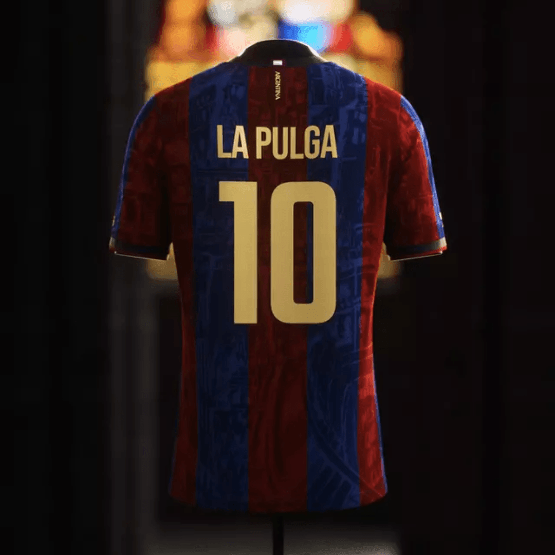 Camisa Lendas do Barcelona "La Pulga 10" 24/25 com fundo vermelho e azul, número 10 em destaque.