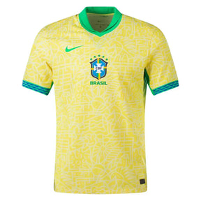 Camisola Brasil home 24/25, camiseta amarela com detalhes em verde, ideal para torcedores do Brasil.