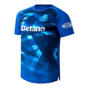 Camisola Halloween FC Porto INVICTA azul 2024/25 em fundo azul com detalhes em azul e logo da Betano.