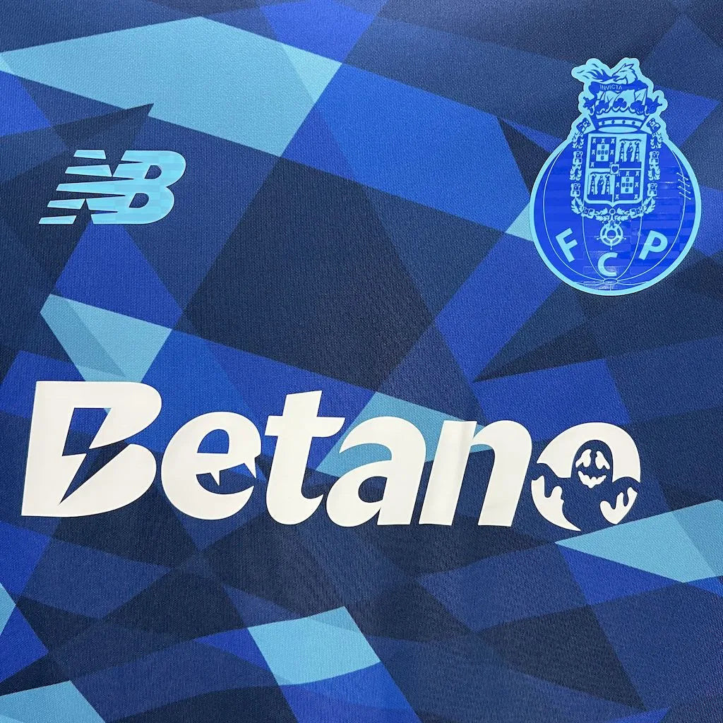 Camisola Halloween FC Porto INVICTA azul 2024/25 com logo Betano e detalhes azuis.