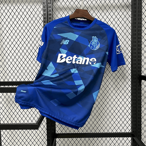 Camisola Halloween FC Porto INVICTA azul 2024/25 exposta em fundo de grade, destaque no design e logotipo da marca.